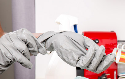 Guantes de limpieza de un operario de Clean Up